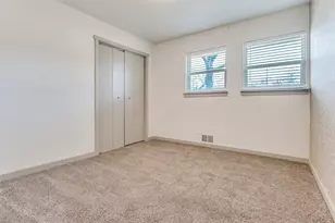 529 NE 4th St, Grand Prairie, TX 75050 - Photo 16