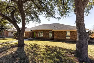 2309 Hillside Ln, Carrollton, TX 75006 - Photo 2