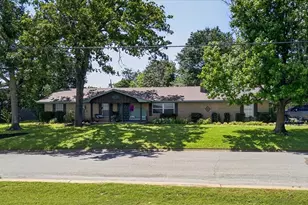201 Colonial Cir, Athens, TX 75751 - Photo 2