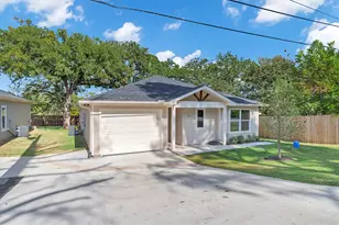 811 Branding Iron Trail, Granbury, TX 76049 - Photo 2