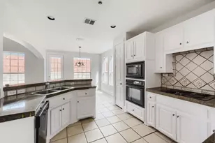 8115 Dogwood Ln, Irving, TX 75063 - Photo 4