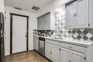 202 S Willomet Dr, Dallas, TX 75208 - Photo 6