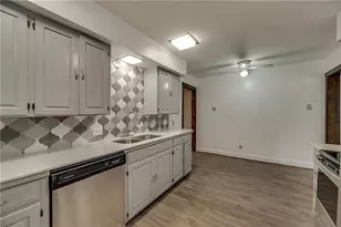 202 S Willomet Dr, Dallas, TX 75208 - Photo 8