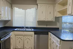 902 Rockwall Dr, Euless, TX 76039 - Photo 4