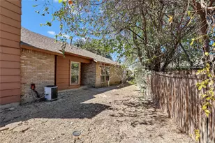 9724 Summerwood Cir, Dallas, TX 75243 - Photo 2