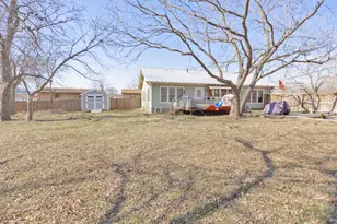 701 N Mason St, Bowie, TX 76230 - Photo 30