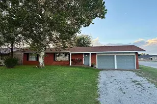 200 Arden St, Bowie, TX 76230 - Photo 1