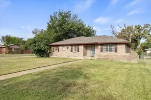 201 Collins Dr, Terrell, TX 75160 - Photo 2