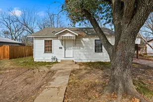 803 E 14th St, Bonham, TX 75418 - Photo 1
