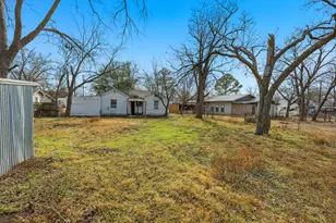 803 E 14th St, Bonham, TX 75418 - Photo 22