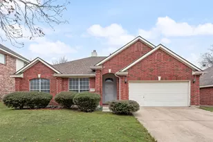 2830 Rochester Ct, Grand Prairie, TX 75052 - Photo 2