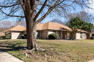 10124 Stoneleigh Dr, Benbrook, TX 76126 - Photo 4