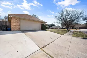 10124 Stoneleigh Dr, Benbrook, TX 76126 - Photo 6