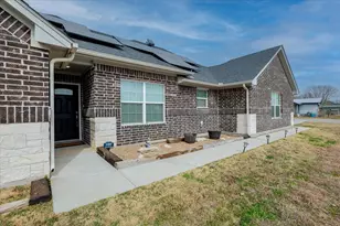 2400 San Gabriel Dr, Granbury, TX 76048 - Photo 2