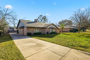 2206 Oak Forest Ct, Arlington, TX 76012 - Photo 1