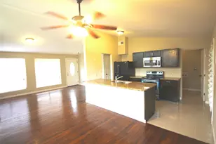 149 Hedgerow Ln, Lewisville, TX 75057 - Photo 2