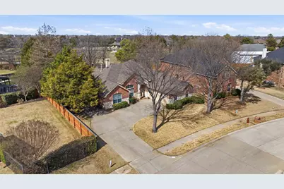 524 Suffolk Drive, Grand Prairie, TX 75052 - Photo 2