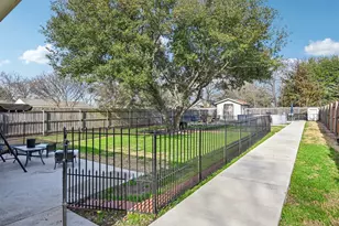 1102 N Gaines St, Ennis, TX 75119 - Photo 32