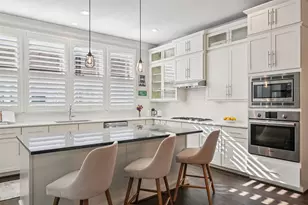 2815 Lynlock Ct, Dallas, TX 75219 - Photo 2