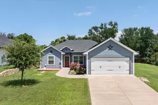 2206 Navasota St, Granbury, TX 76048 - Photo 2