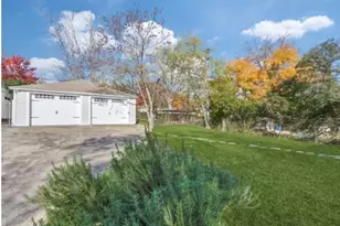 9539 Peninsula Dr, Dallas, TX 75218 - Photo 2