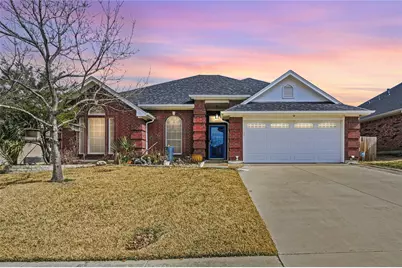 816 W Lonesome Dove Trail, Arlington, TX 76001 - Photo 1