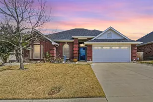 816 W Lonesome Dove Trail, Arlington, TX 76001 - Photo 1