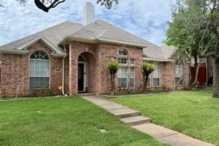 2705 Water Oak Dr, Grand Prairie, TX 75052 - Photo 2