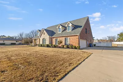 143 Southwood Drive, Burleson, TX 76028 - Photo 2