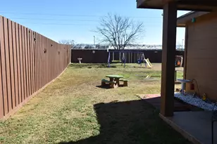 502 Glenwood St, Gainesville, TX 76240 - Photo 6