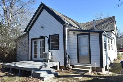 802 Hulme, Bowie, TX 76230 - Photo 2