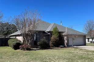 127 Port O Call Ct, Runaway Bay, TX 76426 - Photo 2