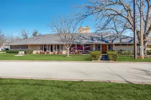 1202 S Lindsay St, Gainesville, TX 76240 - Photo 1