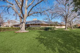 1202 S Lindsay St, Gainesville, TX 76240 - Photo 2