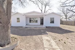 131 Long St, Bowie, TX 76230 - Photo 2