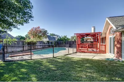 10107 Norman Court, Irving, TX 75063 - Photo 14