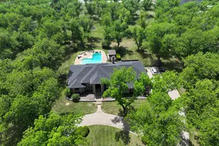 8810 S Hampton Dr, Granbury, TX 76049 - Photo 2