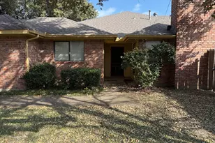 816 Summit Dr, DeSoto, TX 75115 - Photo 2