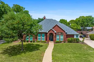 2942 Woodland Hills Dr, Grapevine, TX 76051 - Photo 2