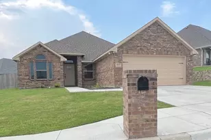2105 Hill Crest Ct, Weatherford, TX 76086 - Photo 1