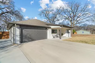 1021 Poe St, Azle, TX 76020 - Photo 4