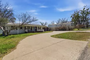 3011 Sky Ct, Granbury, TX 76049 - Photo 4
