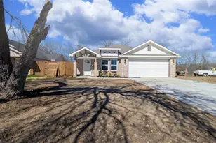 707 Cedar St, Cleburne, TX 76031 - Photo 1