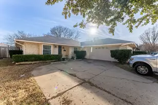 421 W Springdale Ln, Grand Prairie, TX 75052 - Photo 2