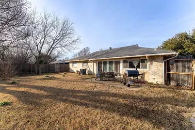 421 W Springdale Lane, Grand Prairie, TX 75052 - Photo 32