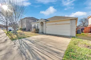 2936 Prairie Oak Blvd, Grand Prairie, TX 75052 - Photo 2