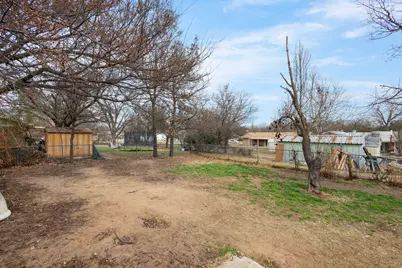 705 Pillar St, Bowie, TX 76230 - Photo 4