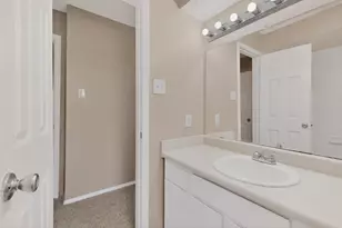 913 W Rochelle Rd, Irving, TX 75062 - Photo 18