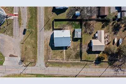 702 Main Street, Windom, TX 75492 - Photo 28