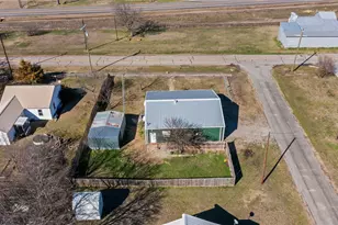 702 Main St, Windom, TX 75492 - Photo 30